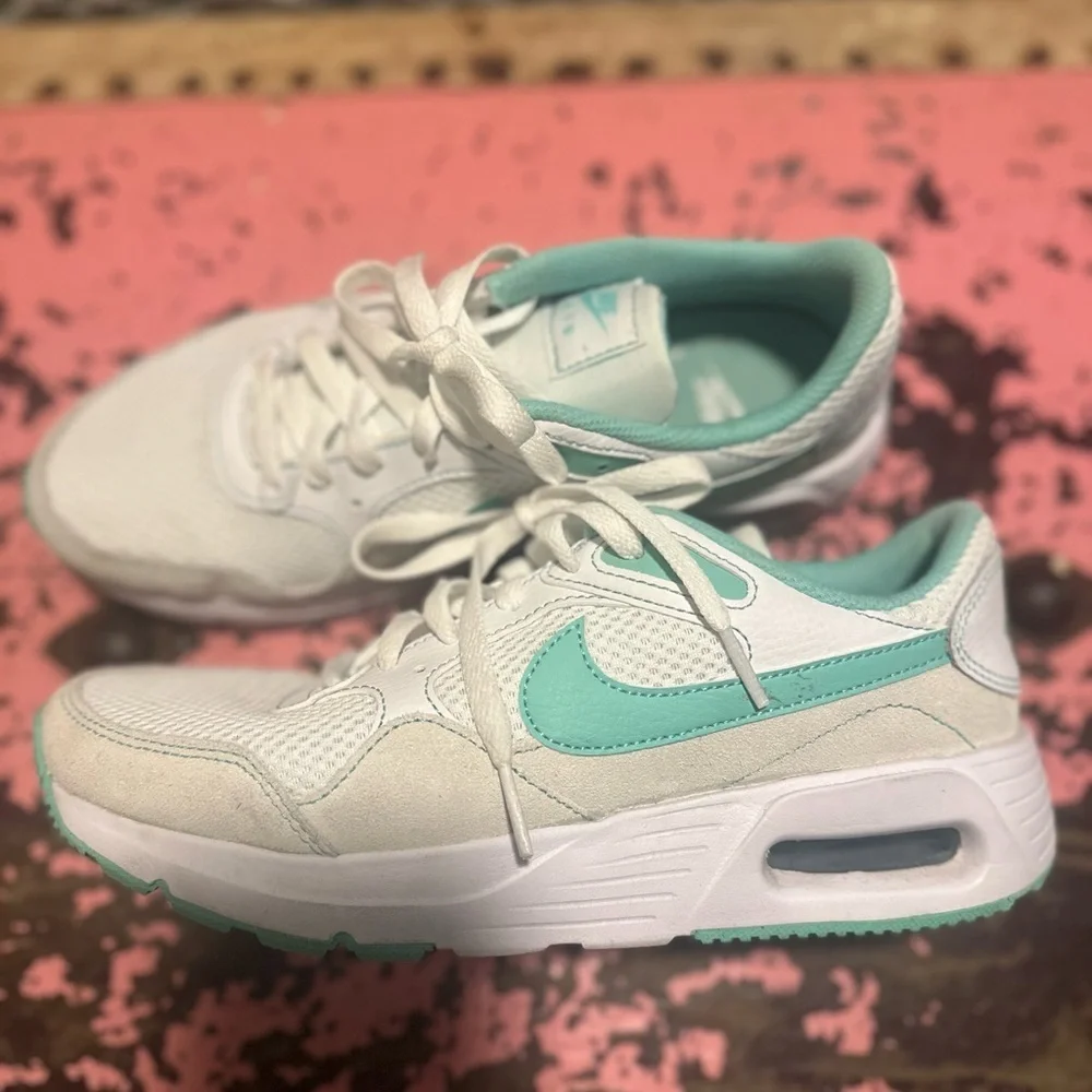 White and teal Women’s NIKE Airmax Sz 7.5